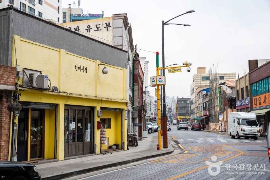 Baedari Secondhand Bookstore Alley